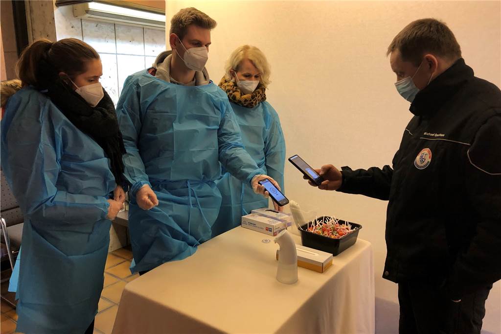 In der alten Metzgerei Alfert liegen die ersten 1000 Corona-Tests bereit Spannung vor dem Start: (v.l.) Jana Speckhaus, Christoph und Diana Hartwig haben das Projekt gemeinsam geschultert.