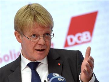 Sparen oder mehr investieren? Der DGB fordert eine deutliche Abkehr vom Sparkurs in Europa und Deutschland. Foto: Rainer Jensen