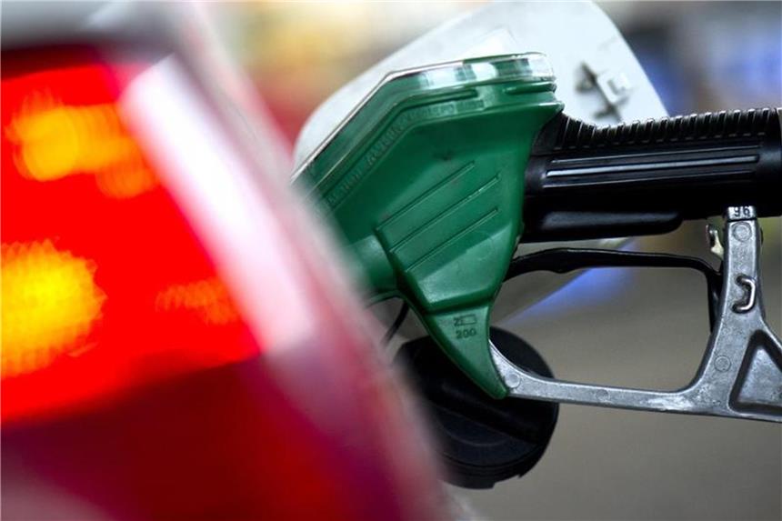 Autofahrer können bis zu 30 Cent pro Liter sparen Sparfüchse tanken am späten Abend. Foto: Arno Burgi