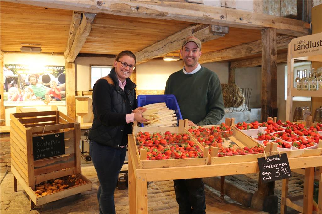 Bummeln beim Bauern: Immer mehr Menschen kaufen in Hofläden ein Spargel, Erdbeeren, Kartoffeln, Wein und Spargelbratwurst: In dem Hofladen auf dem Hof Schulze Blasum gibt es vor allem selbst erzeugte und regionale Produkte, die das Ehepaar Laurenz anbietet.