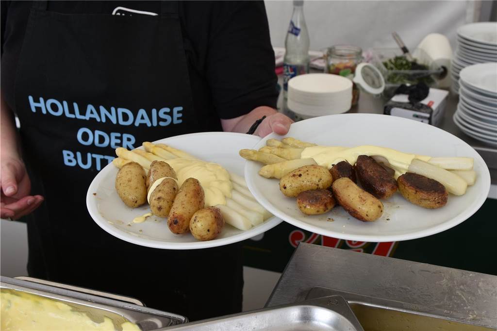 Drei Tage rund um den Spargel – Großes Fest auf Hof Menken Spargel ganz klassisch mit Sauce hollandaise und Kartoffeln