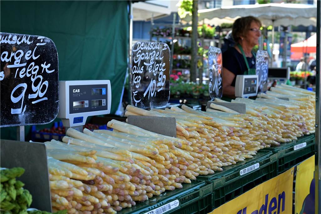 Spargel gibt es in unterschiedlichen Handelsklasdsen und damit zu unterschiedlichen Preisen. Auch unter 10 Euro ist das Kilo erhältlich, vorausgesetzt, man nimmt in Kauf, dass nicht jede Stange kerzengerade ist. Die Handelsklassen differenzieren nach dem äußeren Erscheinungsbild. Für den guten Geschmack des Gemüses Ist das eher nebensächlich. Der Einkaufstipp: Bruchspargel. Der ist, weil er beim Stechen abgebrochen ist, am günstigsten und ideal für Suppen, Salate und Nudelgerichte. 