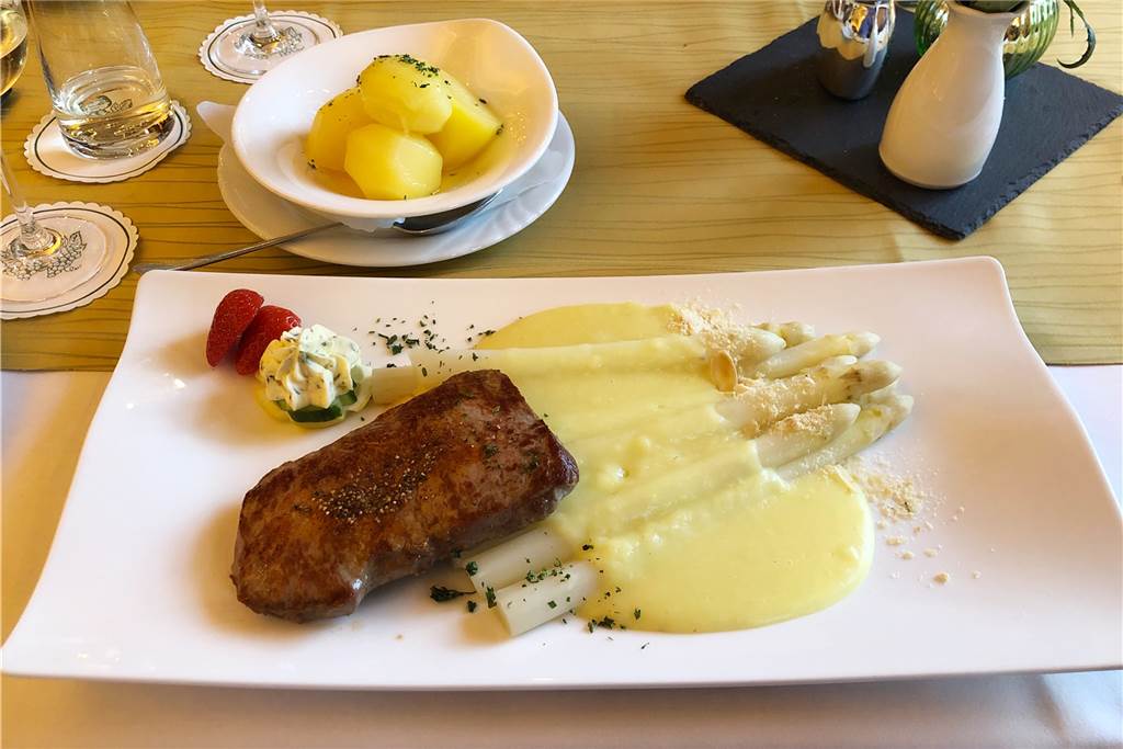 Asbecker Pflaumen gehören bei Enseling auf die Speisekarte Spargel mit Rumpsteak