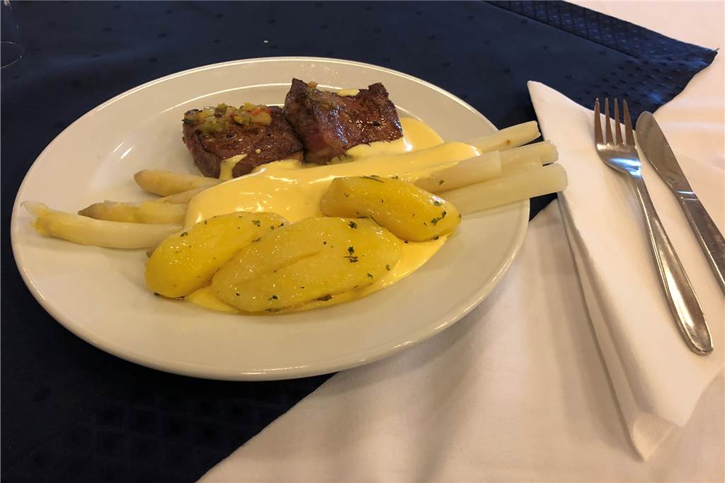 Stadthallen-Gastronomie Olfen: Sattmacher im Stil eines vollen Hotel-Restaurants Spargel mit Schwenkkartoffeln und kleinen Steaks an einer Hollandaisesauce: Spargel, Kartoffeln und Steaks waren zart. Die Steaks hätten etwas offensiver gewürzt sein können.