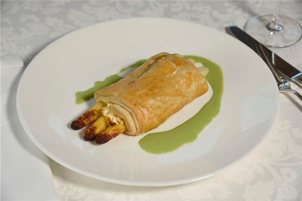 Spargel-Rezepte: Dortmunder Spitzenkoch präsentiert drei besondere Ideen Spargel und Ziegenkäse im Blätterteig mit Kressevelouté