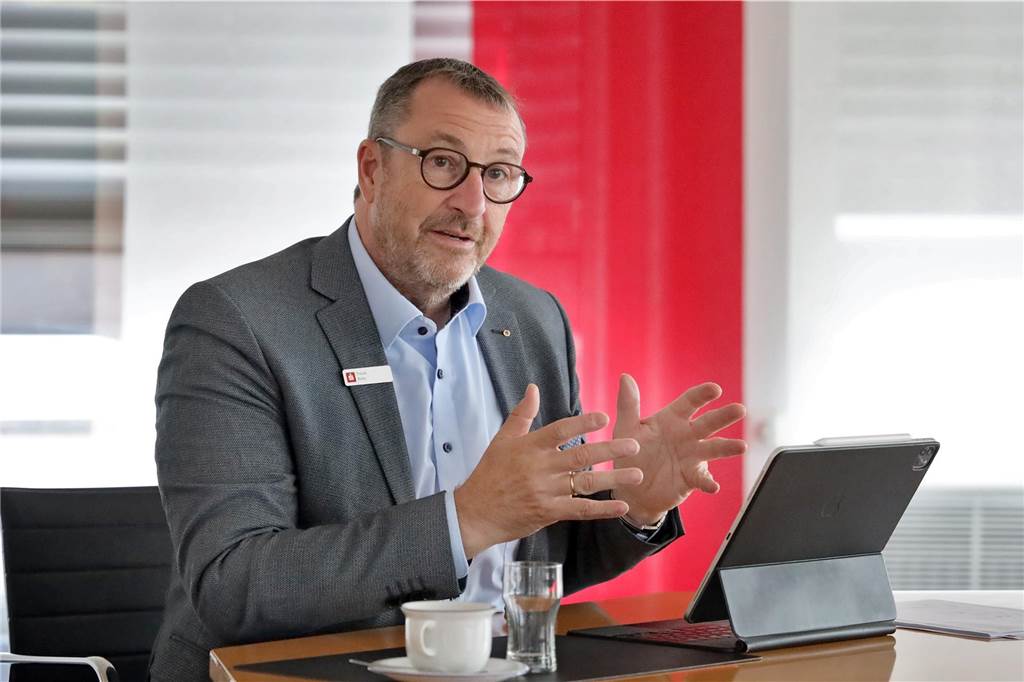Höhere Zinsen aufs Ersparte: „Gefragt ist jetzt eine ruhige Hand“ Sparkassendirektor Frank Röhr sieht bei Online-Verträgen mit Geldinstituten das größte Manko in der fehlenden Beratung.
