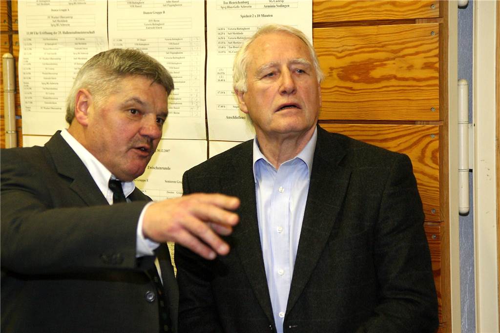 Spvg Schwerin schaffte Großes : Hallenstadtmeisterschaft vor 900 Zuschauern in der Europahalle Spartenleiter Robert Mathis (l) hatte Hans Tilkowski (WM-Torwart von 1966) eingeladen.