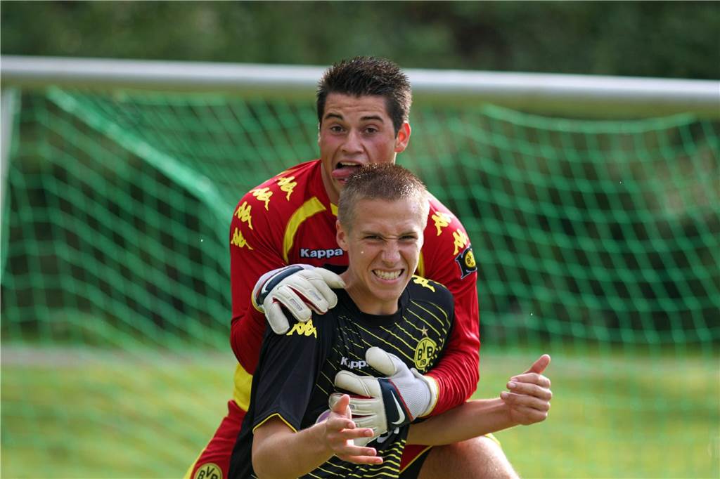 Spaß am Rande: Marco Stiepermann (vorne) und Torwart Zlatan Alomerovic in ihrer Zeit beim BVB-Nachwuchs.
