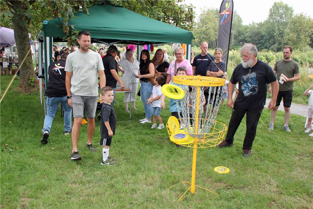 Spaß beim Disc-Golf mit der Frisbee-Scheibe.
