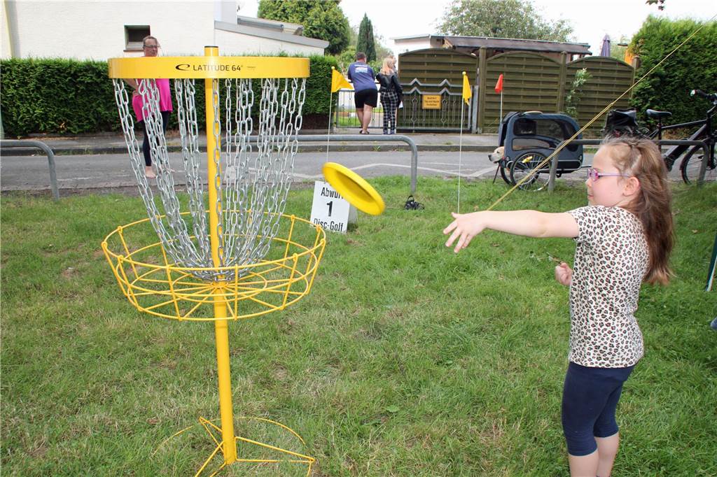Spaß beim Disc-Golf mit der Frisbee-Scheibe.