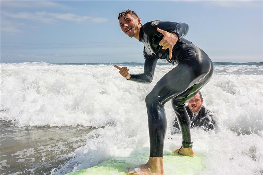 Philipp und Toljan suchen in LA die perfekte Welle Spaß beim Surfen: Maximilian Philipp.