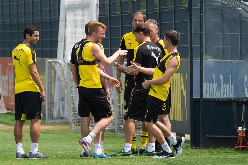 Quartett absolviert ein individuelles Programm in Brackel Spaß beim Training: Marco Reus (l.) und Jonas Hofmann.
