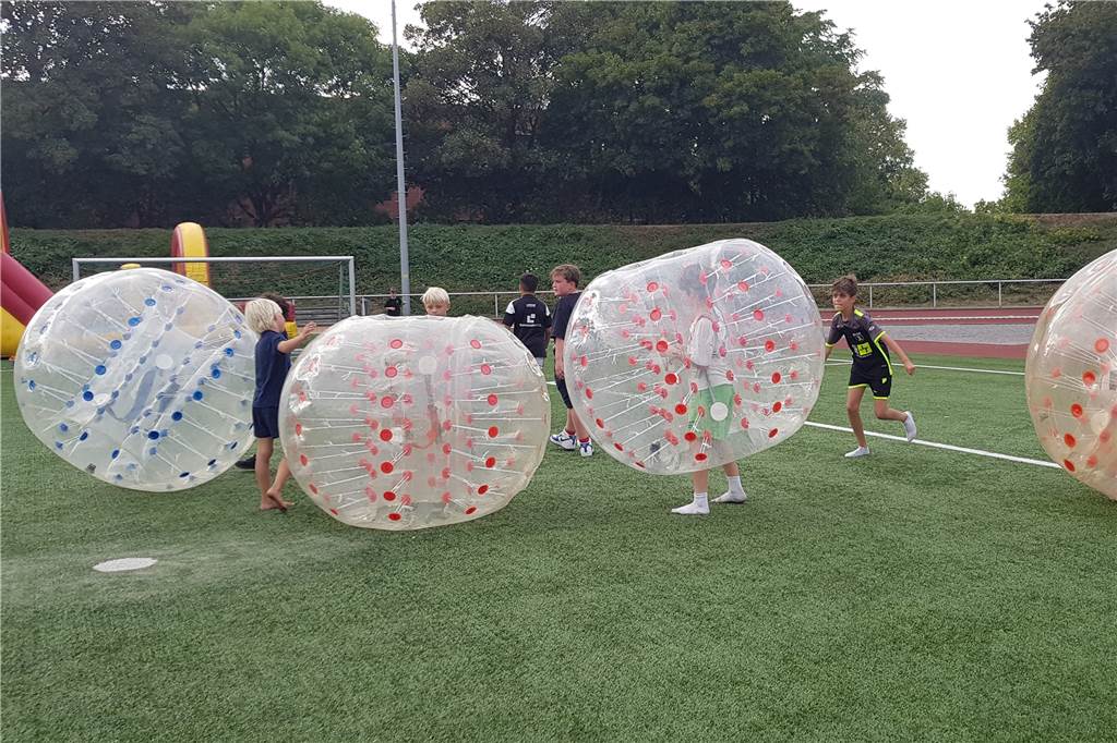 Furioses Finale bei erster Castropiade – auch Bier soll schuld gewesen sein Kinder in Bubble-Ball-Polsteranzügen bei der Castropiade im Stadion an der Bahnhofstraße in Castrop-Rauxel.