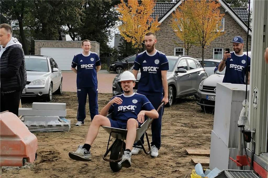 Fotoshooting und neue Pläne: Zwei ETuS-Spieler übernehmen den Instagram-Kanal Spaß hatten die ETuS-Spieler - hier Jörn Hümmer (h.) und Jens Quinkenstein (v.) bei den Dreharbeiten reichlich.