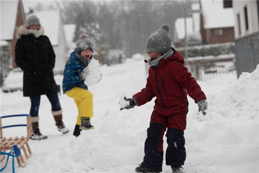 Spaß macht Schnee natürlich auch - wie dieses Bild aus Selm zeigt.