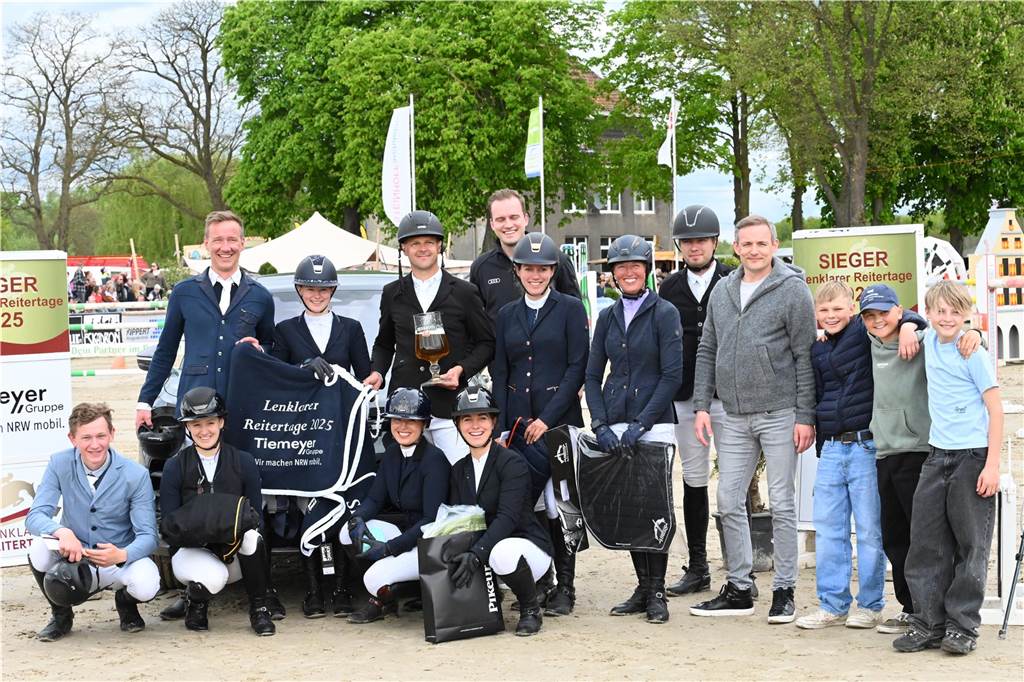 Gruppenfoto mit allen Teilnehmenden des Jump and Drives. 