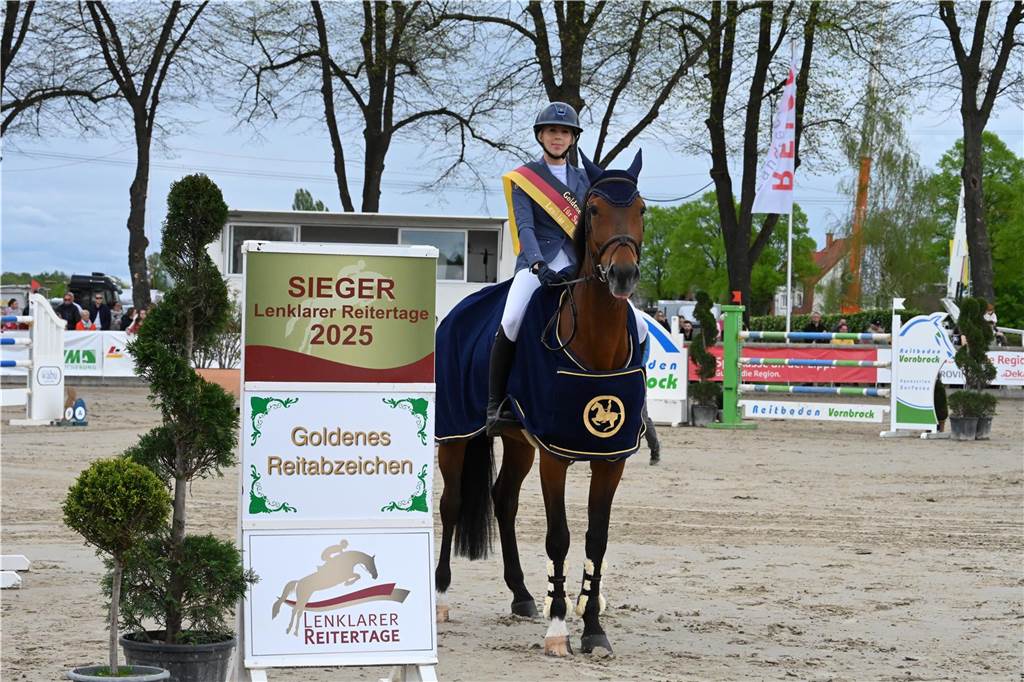 Ehrung einer Reiterin zum goldenen Reitabzeichen. 