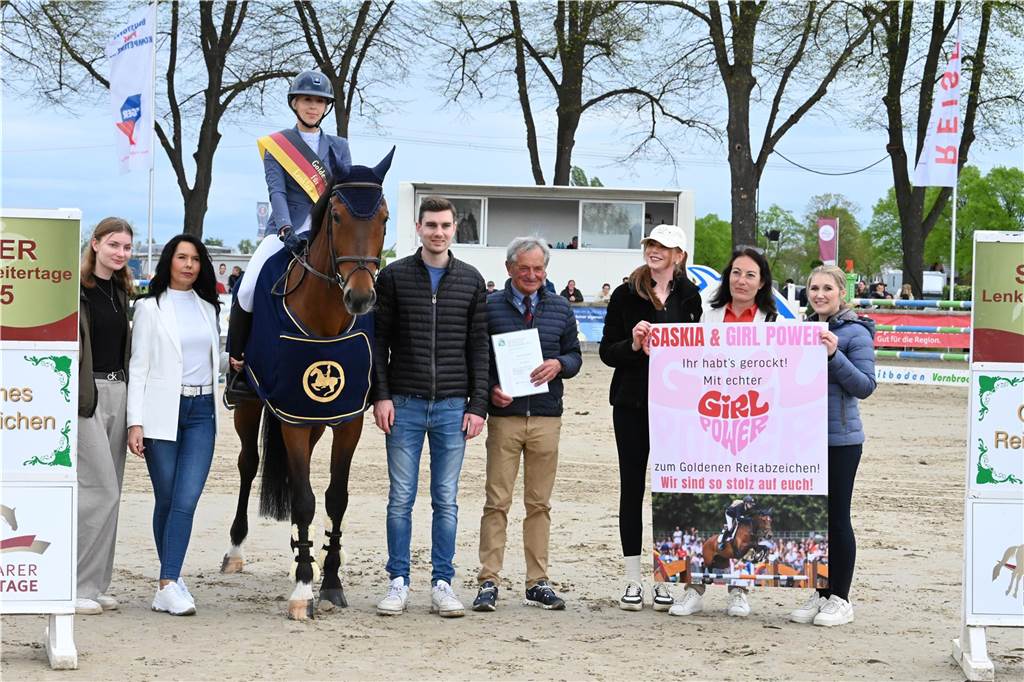 Ehrung einer Reiterin zum goldenen Reitabzeichen. 