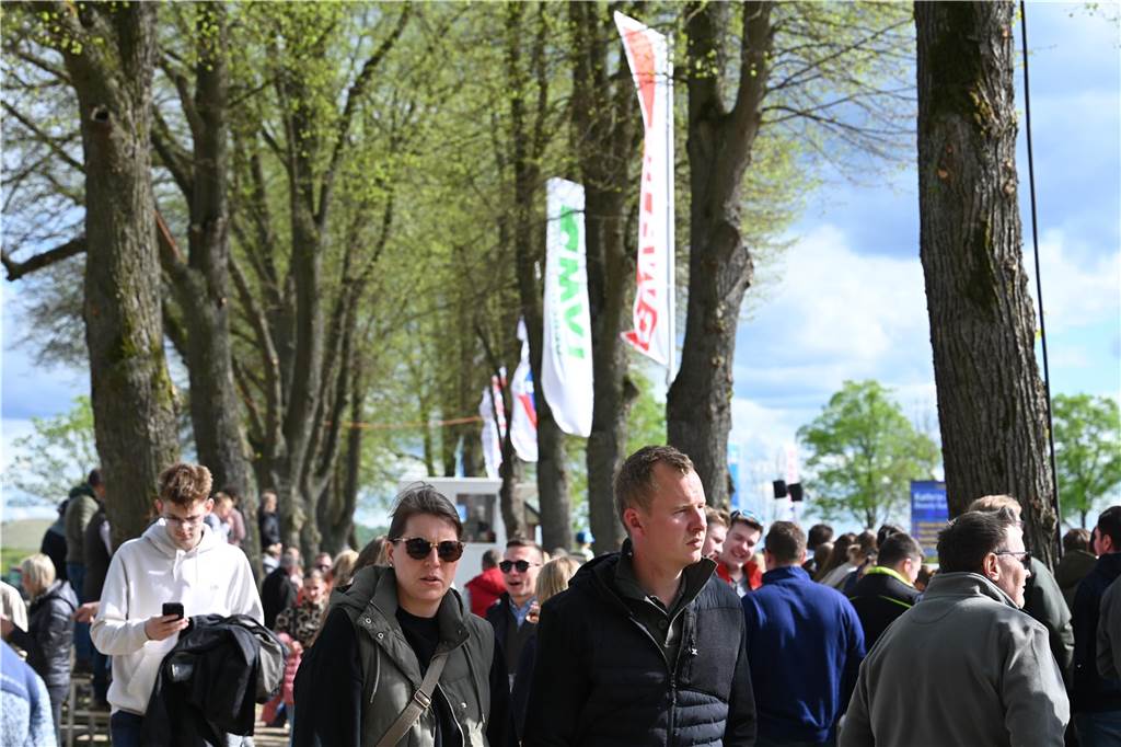 Viele Zuschauer auf dem Gelände. 