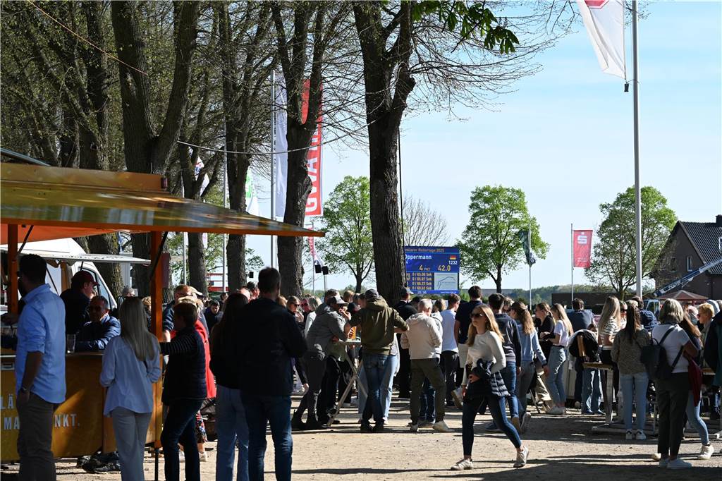 Viele Zuschauer auf dem gesamten Gelände.