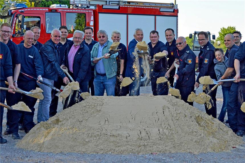 Der erste Spatenstich für das Feuerwehrgerätehaus ist gesetzt Spatenstich Feuerwehrgerätehaus Vinnum.