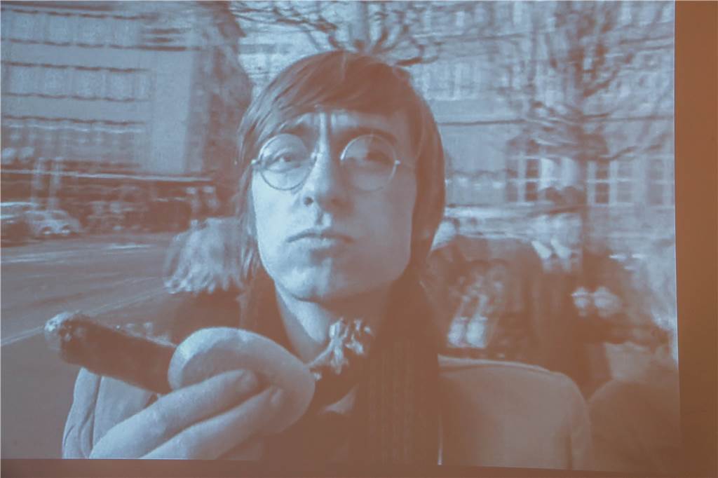 Adolf Winkelmann wird 75: Wie die Fliegenden Bilder auf den U-Turm kamen Spaziergang mit Bratwurst - mit einem „Selfie“-Experimentalfilm sorgte Adolf Winkelmann 1967 in Kassel für Aufsehen.
