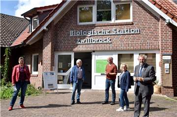 Norbert Wesseler (r.) hat am Freitag mit Kläre Winhuysen (l.), Wilhelm Berendsen (2.v.l.) und Ulrike Nitsch die Biologische Station Zwillbrock besucht. Deren Geschäftsführer Dr. Dietmar Ikemeyer berichtete über die aktuelle Arbeit in Zwillbrock.