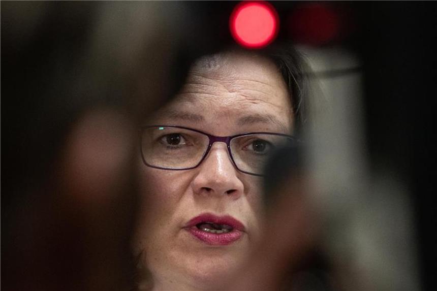 SPD-Chefin Andrea Nahles äußert sich am Samstag gegenüber Journalisten zu den Ergebnissen des EU-Gipfels. Foto: Paul Zinken
