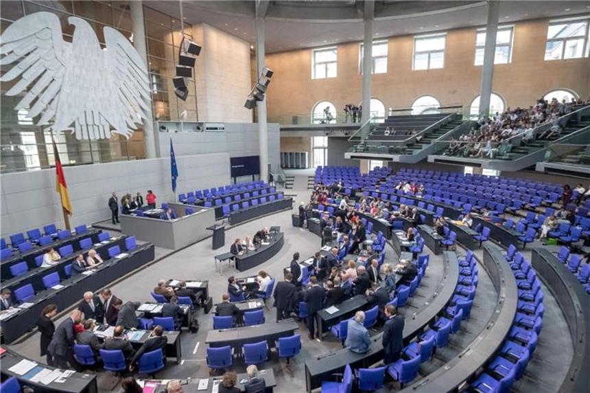 Nach AfD-Attacken: SPD-Schichtdienst im Bundestag geplant SPD-Chefin Andrea Nahles nimmt ihre Leute an die kurze Leine. Sie will dafür sorgen, das nach der Sommerpause trotz aller anderen Verpflichtungen sichergestellt ist, dass die SPD genug Leute im Parlament hat. Foto: Michael Kappeler