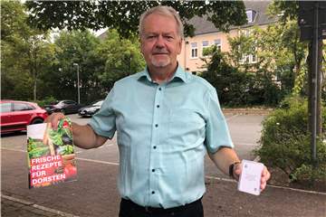 SPD-Fraktionsvorsitzender Friedhelm Fragemann wirbt mit Rezepten für Küche und Politik um die Gunst der Dorstener Wähler. Als Dreingabe gibts ein Kartenspiel - die Asse enthalten die politischen Forderungen der Genossen.