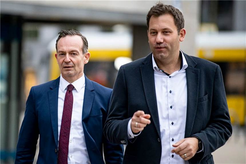 SPD und FDP: „Konstruktive" erste Sondierung SPD-Generalsekretär Lars Klingbeil (r) und FDP-Generalsekretär Volker Wissing sowie ihre Sondierungsteams haben erste Gespräche geführt.