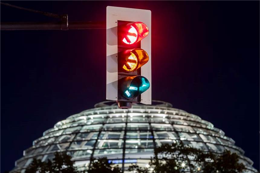 Mindestlohn, Tempolimit, Klimaschutz, Finanzen: Die ersten Ampel-Pläne SPD, Grüne und FDP sind einer Ampel-Koalition einen Schritt näher gekommen. In einem Ergebnispapier haben sie sich bei ersten Themen festgelegt. Foto: Christoph Soeder/dpa