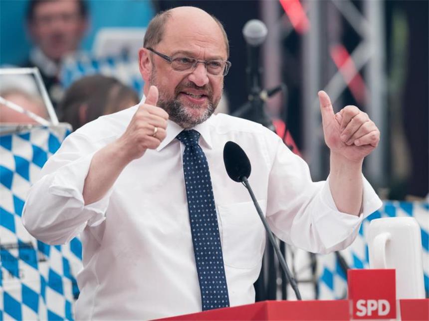 SPD-Kanzlerkandidat Martin Schulz spricht in Abensberg beim politischen Frühschoppen auf dem Volksfest Gillamoos. Foto: Sven Hoppe