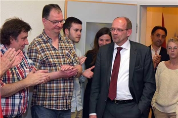 SPD-Landtagskandidat Rainer Schmeltzer kommt mit seiner Frau Renate in die SPD-Zentrale. Die Stimmung ist gedrückt.