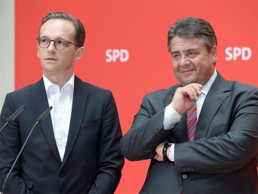 SPD folgt Gabriel und stimmt für Vorratsdatenspeicherung SPD-Parteivorsitzender und Vizekanzler Sigmar Gabriel mit Justizminister Heiko Maas im Willy-Brandt-Haus. Foto: Rainer Jensen