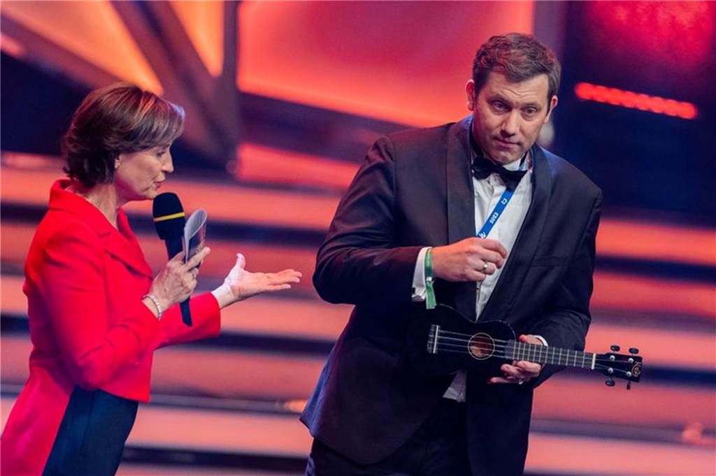 „Moderne Ritterin im besten Sinne“: Karnevalsorden für Annalena Baerbock Lars Klingbeil mit Ukulele und Sandra Maischberger auf der Bühne.