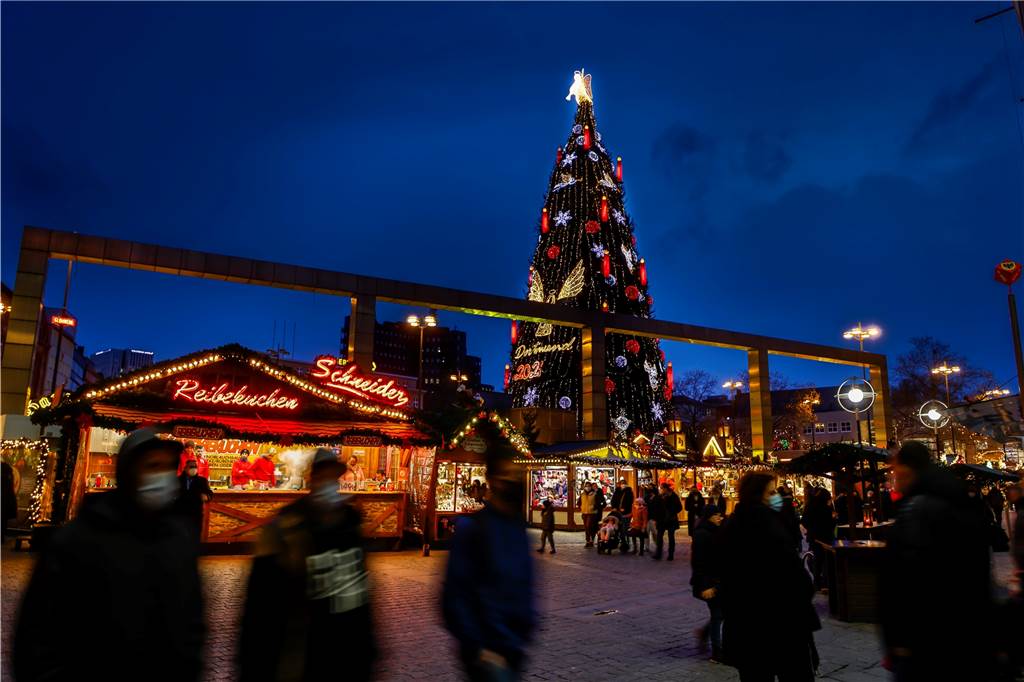 Spektakulär ist jedes Jahr der größte Weihnachtsbaum der Welt auf dem Hansaplatz in Dortmund. Der Bügel, der als großes Gestaltungselement den Platz kennzeichnet, kann vielleicht begrünt werden. Das ist jedenfalls eine Idee aus den Werkstattgesprächen im Hansaviertel.