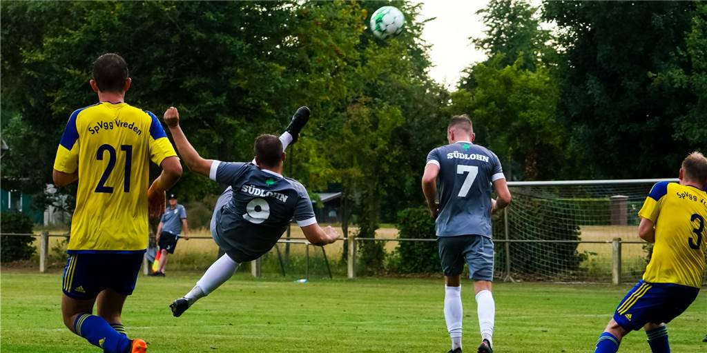 FC Vreden siegt nach Zwei-Tore-Rückstand noch im Elfmeterschießen Spektakulär: Südlohns Torjäger Nils Sterken versucht es mit einem Fallrückzieher.
