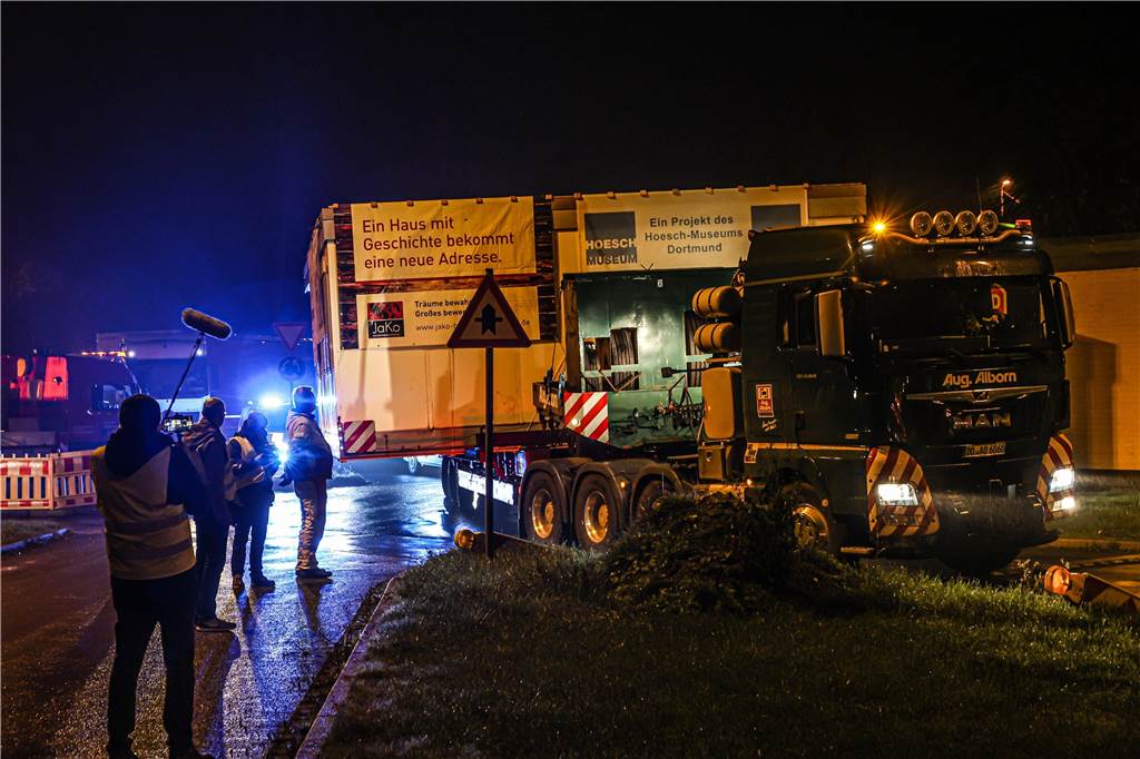 Bärbel Woerners Kinderzimmer ist jetzt im Hoeschmuseum Spektakulär war der nächtliche Schwertransport mit den bis zu 8 Meter breiten Haushälften.