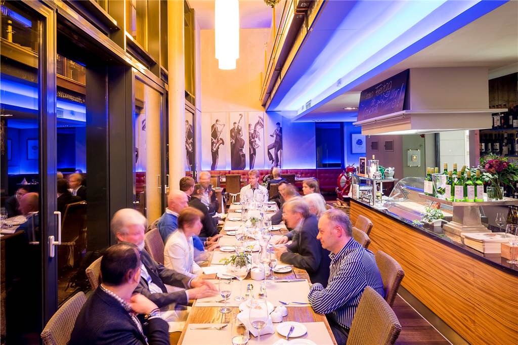 Restaurant bietet spektakuläres Ambiente und selbstgebrannten Whiskey Spektakuläre Sichtachsen eröffnen sich den Restaurantbesuchern.