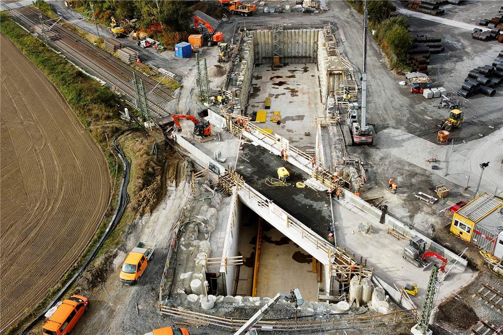 Spannender Countdown an der Bahnstrecke: Jetzt geht es gegen die Uhr Spektakulärer Blick auf die Baustelle der Deutschen Bahn. Gut zu erkennen sind die wuchtigen Bohrpfähle, die eine Wand bilden. Damit der Verkehr dort künftig rollen kann, müssen die Pfähle an den Enden (oben) wieder abgerissen werden.