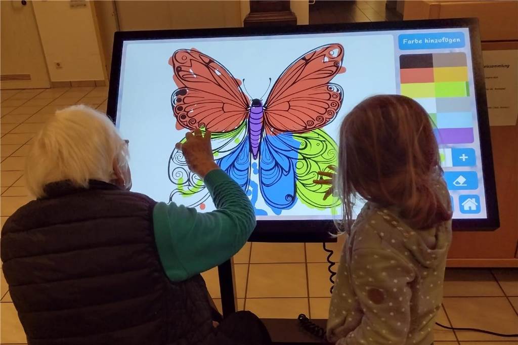 Aktivtisch mit Bewohnerin des Altenwohnhauses.