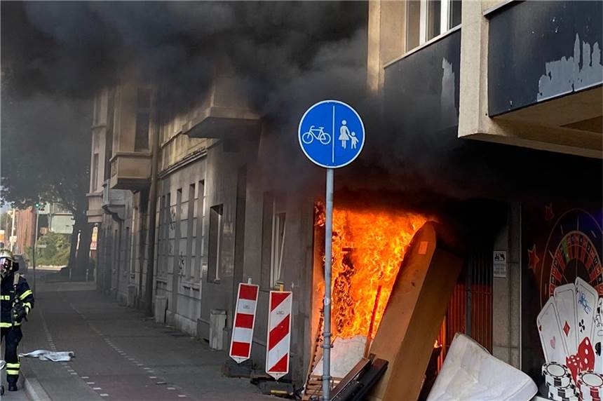 Auf dem Weg zum Löscheinsatz: Feuerwehr entdeckt weiteren Brand Sperrmüll hat an einem Mehrfamilienhaus an der Mallinckrodtstraße Feuer gefangen.