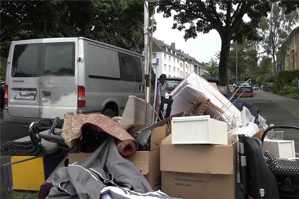 Gut Erhaltenes vom Sperrmüll mitnehmen: Was ist erlaubt und was nicht? Sperrmüll-Jäger waren am Wochenende unterwegs im Saarlandstraßen-Viertel. Ist das eigentlich erlaubt?
