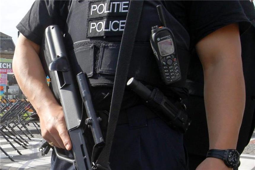 Belgien vereitelt Anschlag auf Exil-Iraner in Frankreich Spezialeinheiten der belgischen Polizei stoppten ein Ehepaar in einem Mercedes. Sie hatten eine Bombe im Auto. Foto: Michel Krakowski/BELGA/Archiv