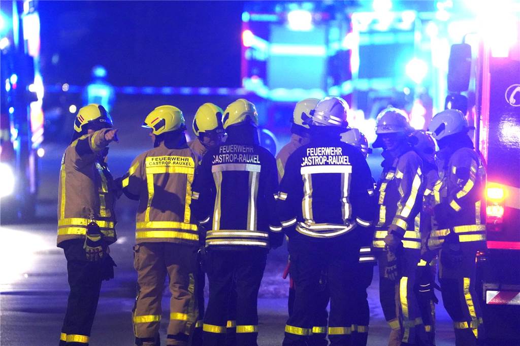 Ein Tag wie im Film fürs Motel de Winter: Spritzer führten zu Spezialeinsatz Spezialeinheiten der Feuerwehren aus Dortmund, Oer-Erkenschwick und Waltrop unterstützten die Feuerwehr Castrop-Rauxel beim Gefahrenstoff-Einsatz in Ickern.