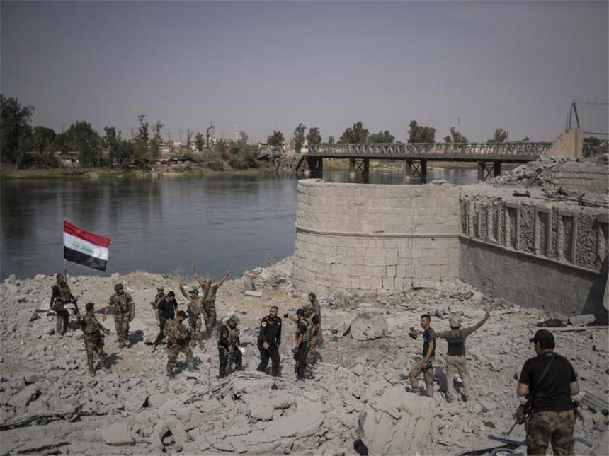Irakische Armee kämpft weiter gegen IS nahe Mossul Spezialeinheiten hissen die irakische Fahne am Ufer des Tigris in Mossul. Foto: Felipe Dana