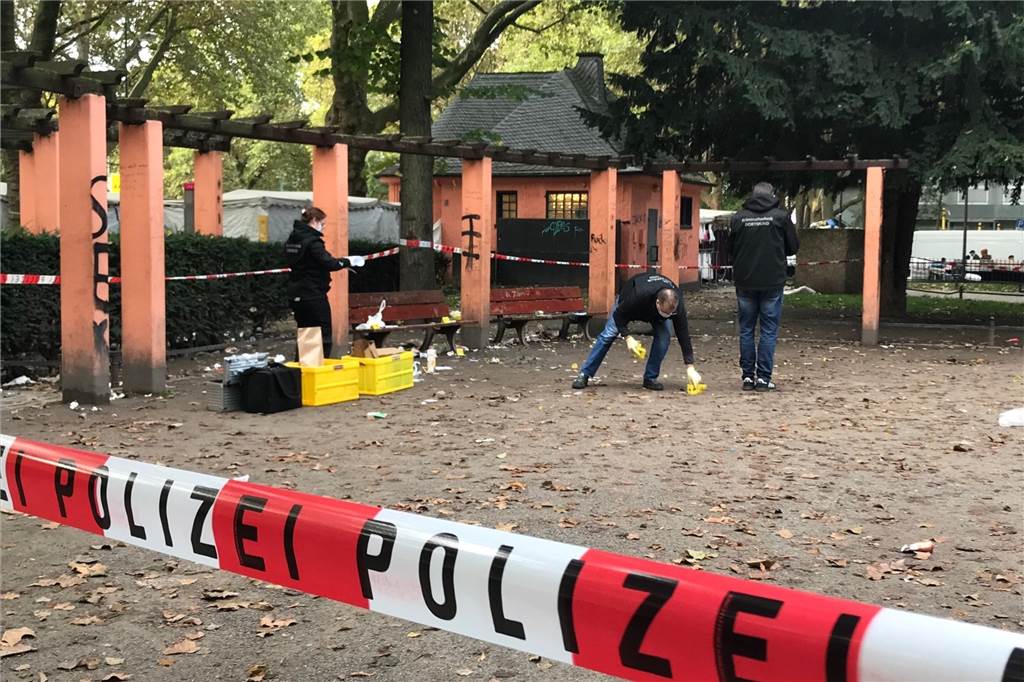 Nach spektakulärer Festnahme in Dortmunds Innenstadt: 33-Jähriger jetzt in U-Haft Spezialisten der Kriminalpolizei sicherten am Dienstagmorgen Spuren auf dem Dortmunder Nordmarkt. Dort war ein Mann mit Stichverletzungen gefunden worden.