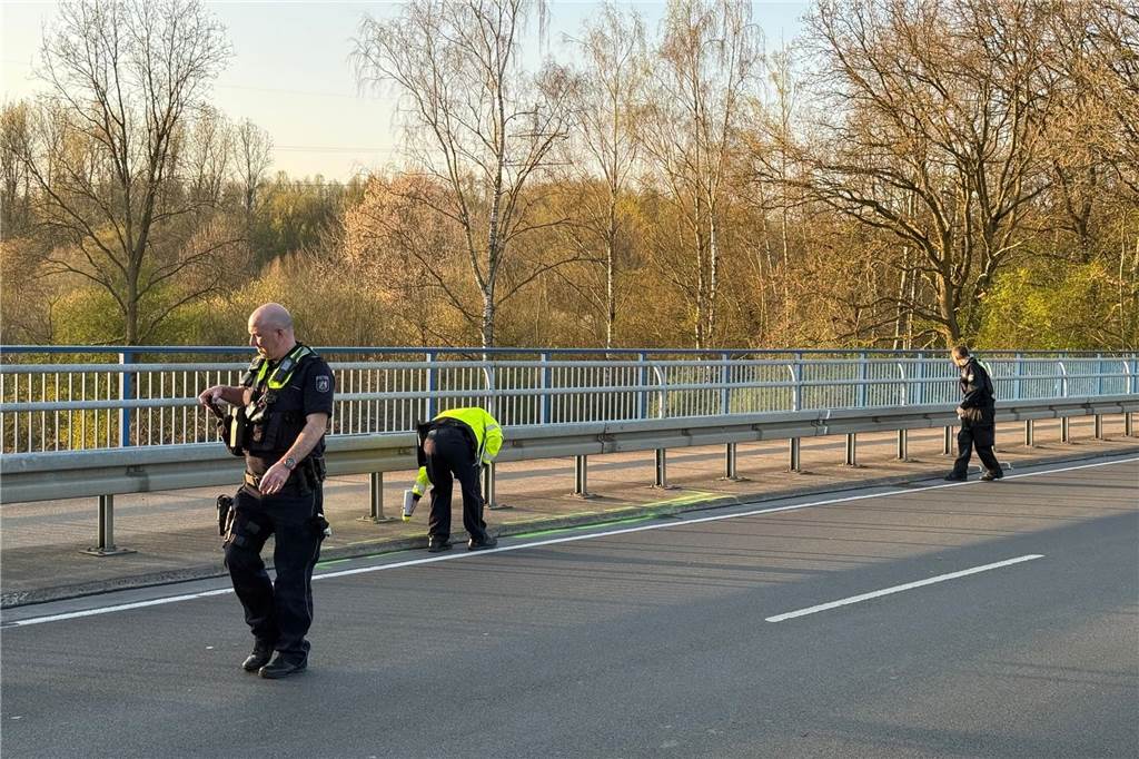 Schwerer Verkehrsunfall auf der B 58: Vollsperrung der Unfallstelle in Haltern Spezialisten der Polizei sichern die Spuren an der Unfallstelle der B58.