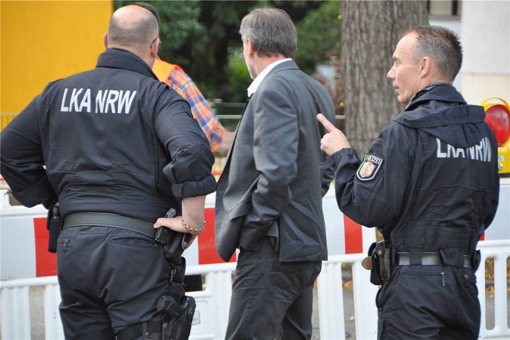Rentner hortet kiloweise Sprengstoff und Waffen: Wer ist dieser Mann? Spezialisten der Tatortgruppe Sprengstoff des Landeskriminalamtes NRW unterstützten die Dortmunder Polizei bei der Durchsuchung.